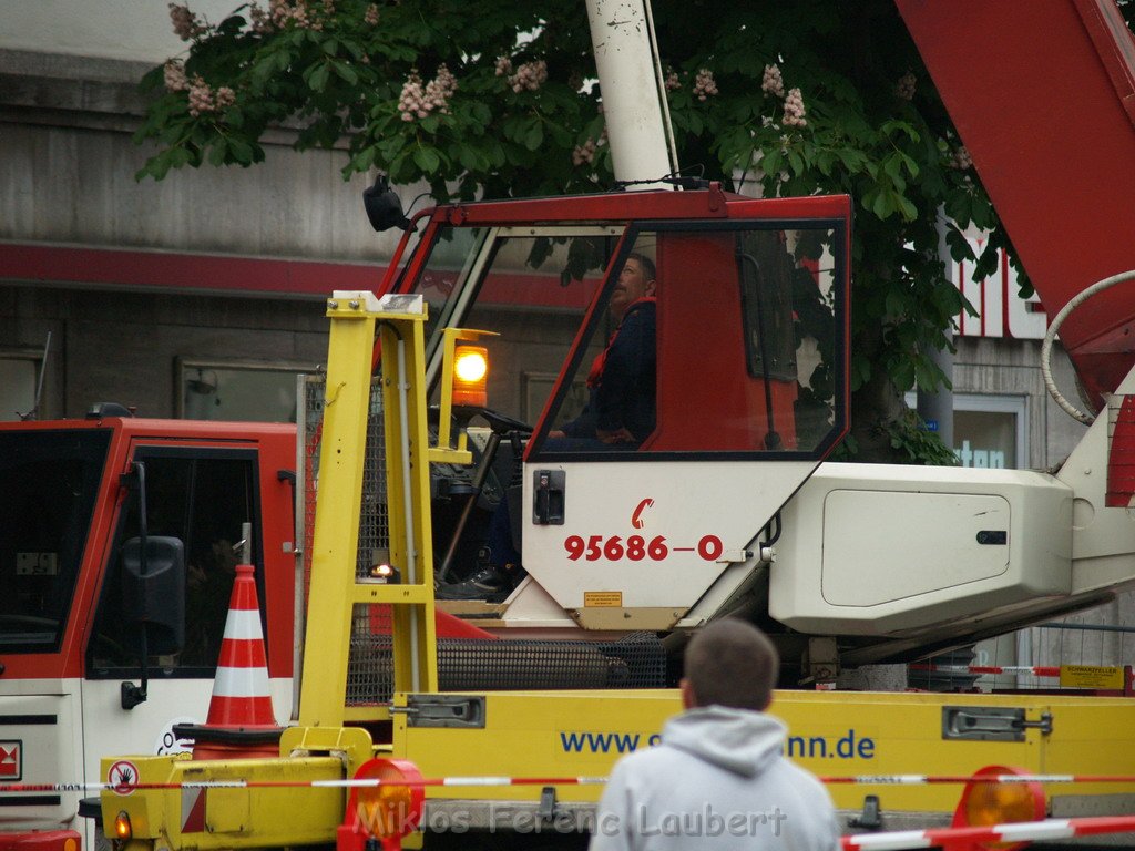 800 kg Fensterrahmen drohte auf Strasse zu rutschen Koeln Friesenplatz P41.JPG